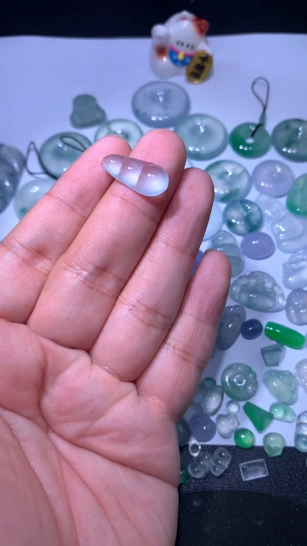 翡翠未镶嵌颈饰豆子