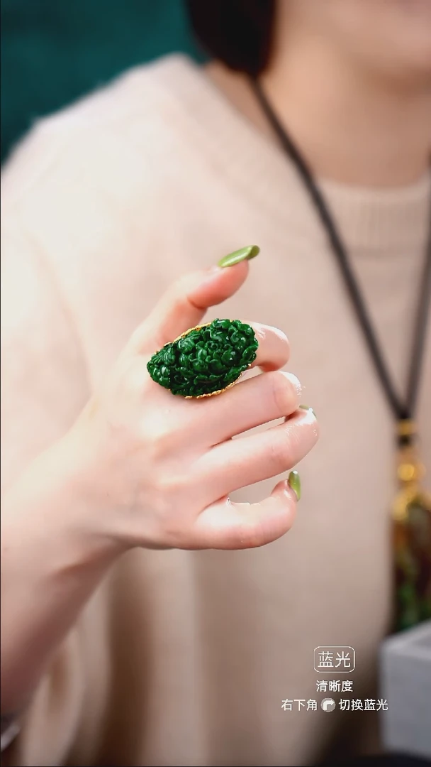 颈饰未镶嵌翡翠戒指