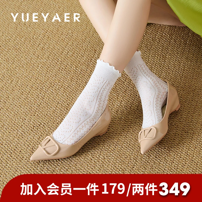 月芽儿2025春秋尖头金属V扣漆皮名媛风气质裸色平底鞋浅口宴会鞋