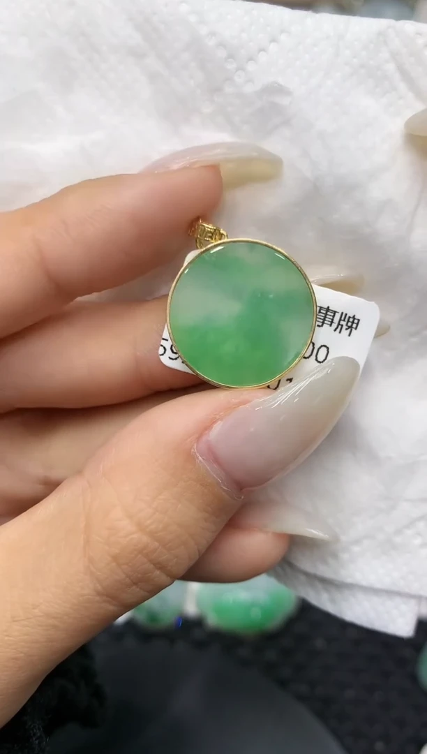 颈饰18K金镶嵌翡翠111111111111