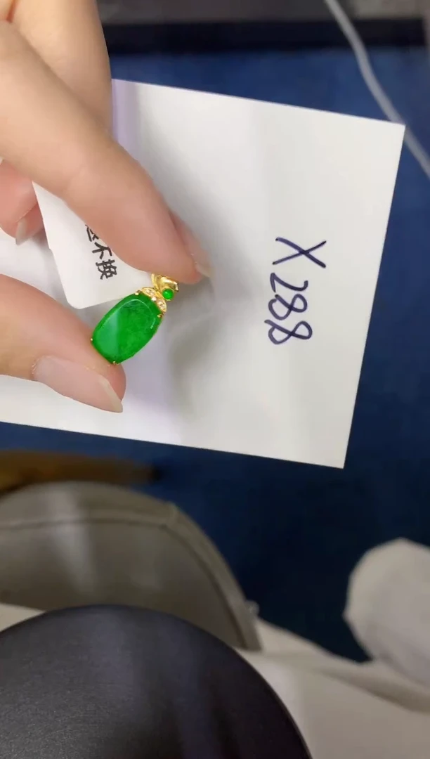颈饰18K金镶嵌翡翠缅甸天然翡翠A货
