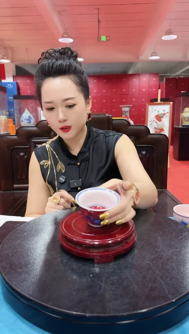 陶瓷红稀土红底鱼草纹压手杯