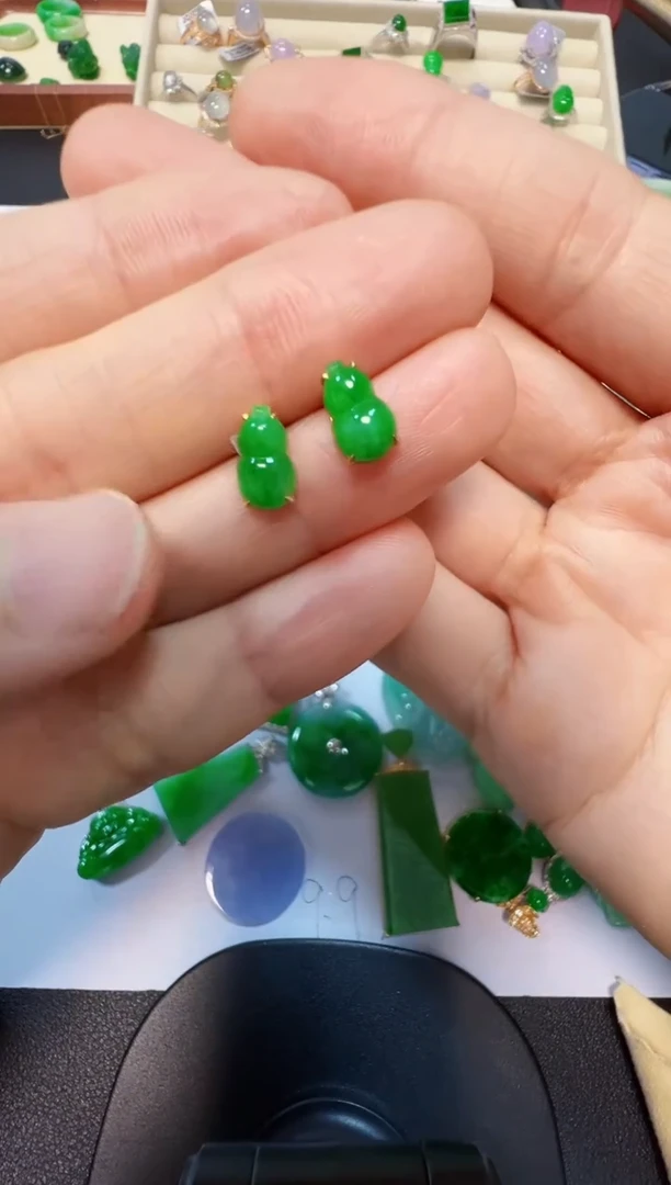 18K金镶嵌翡翠耳饰1980