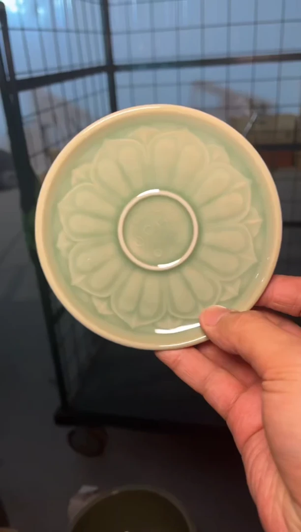 瓷瑕疵青釉莲瓣托1只