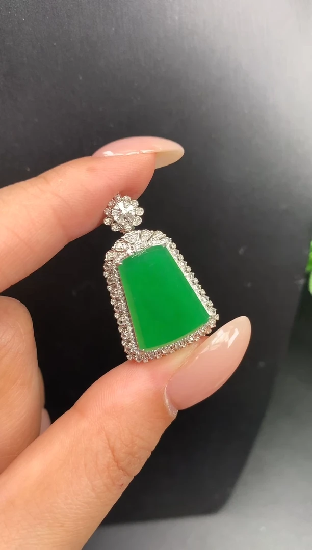 颈饰18K金镶嵌翡翠C****8无事牌