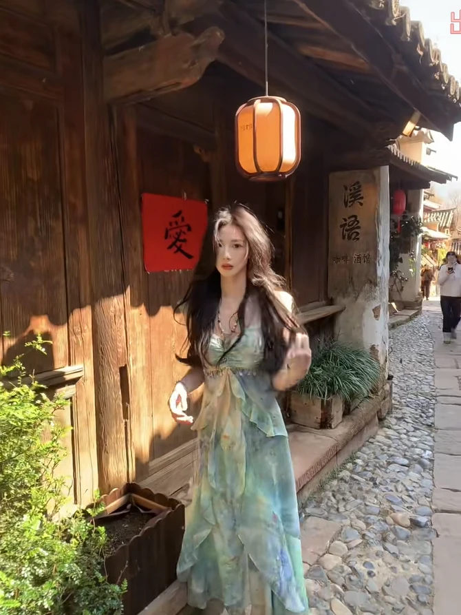 海边度假不规则显白显瘦吊带裙超好看连衣裙女装夏款油画晕染长裙
