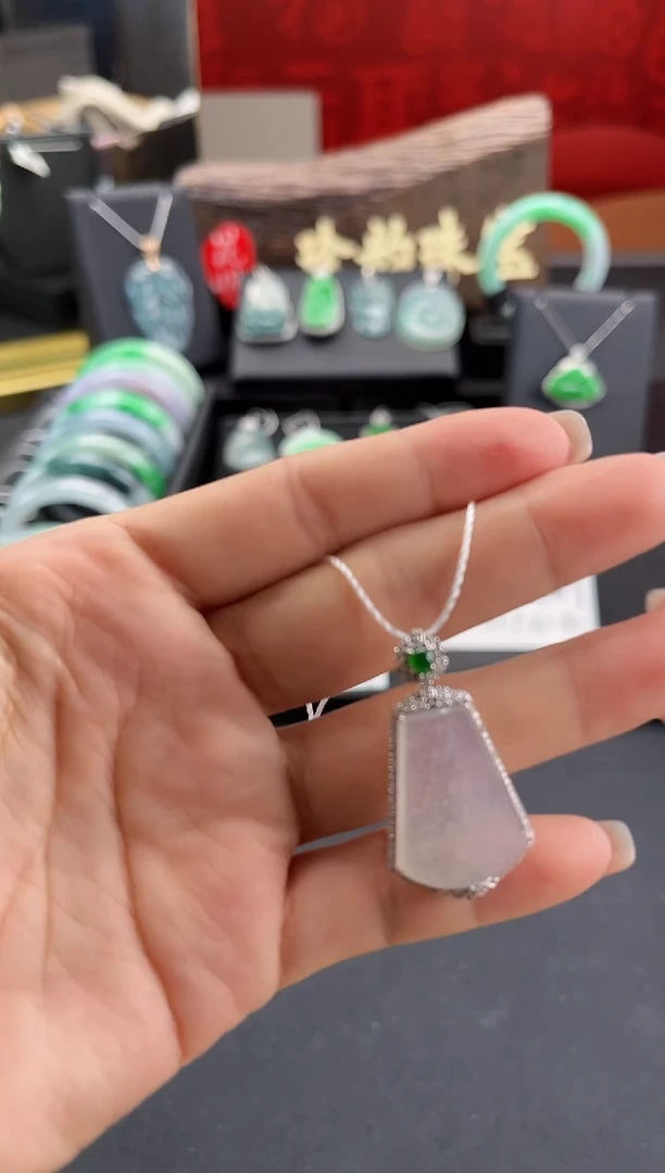 翡翠18K金镶嵌颈饰吊坠