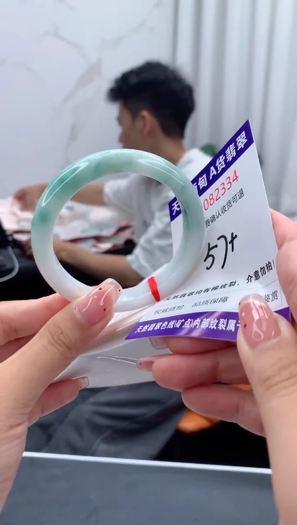 未镶嵌手镯翡翠有纹，完美者勿拍
