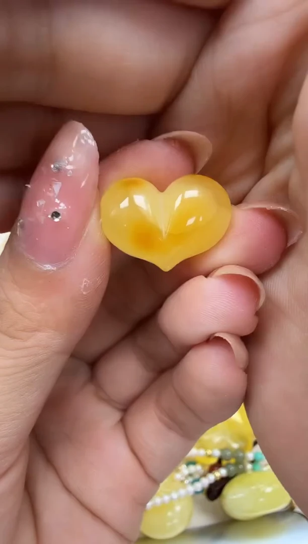 未镶嵌琥珀裸石如图
