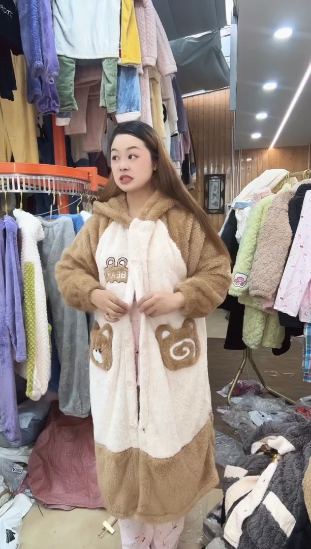 冬装  咖色小熊口袋