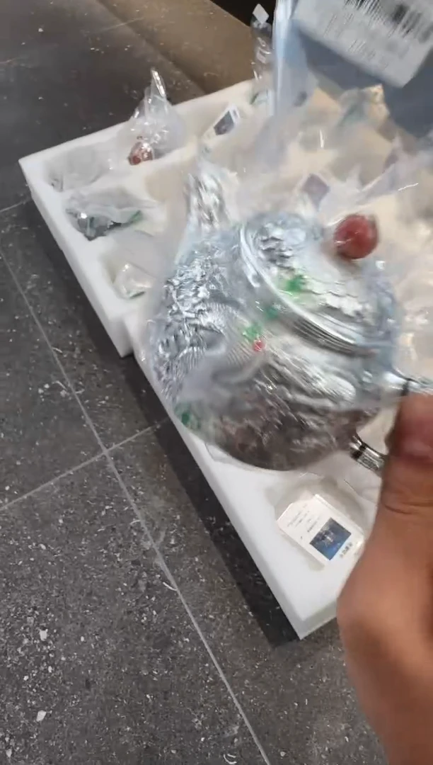 -一***?呆坐 雪花纹錾刻南红顶龙啸凤吟 德钟壶