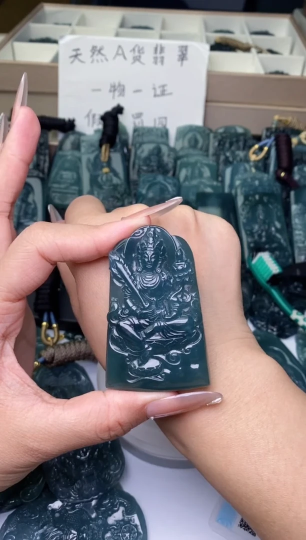 颈饰未镶嵌翡翠