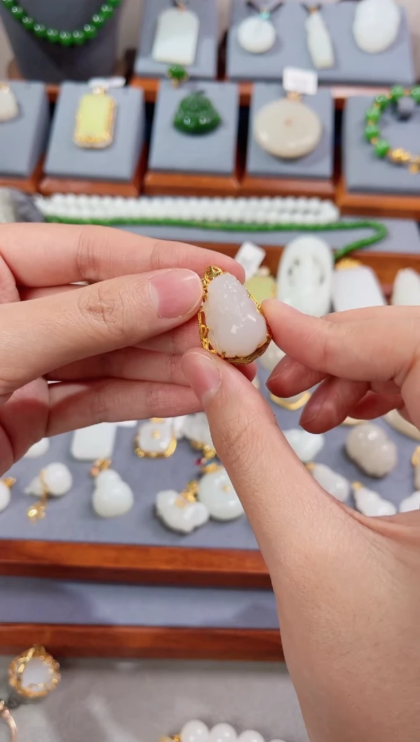 和田玉18K金镶嵌颈饰貔貅