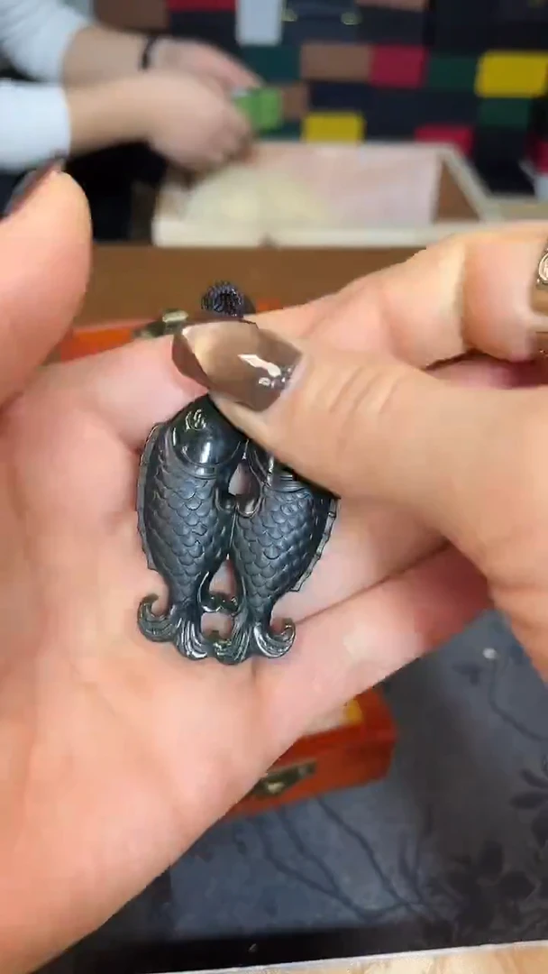 吊坠(赠链)未镶嵌和田玉黑青双鱼牌