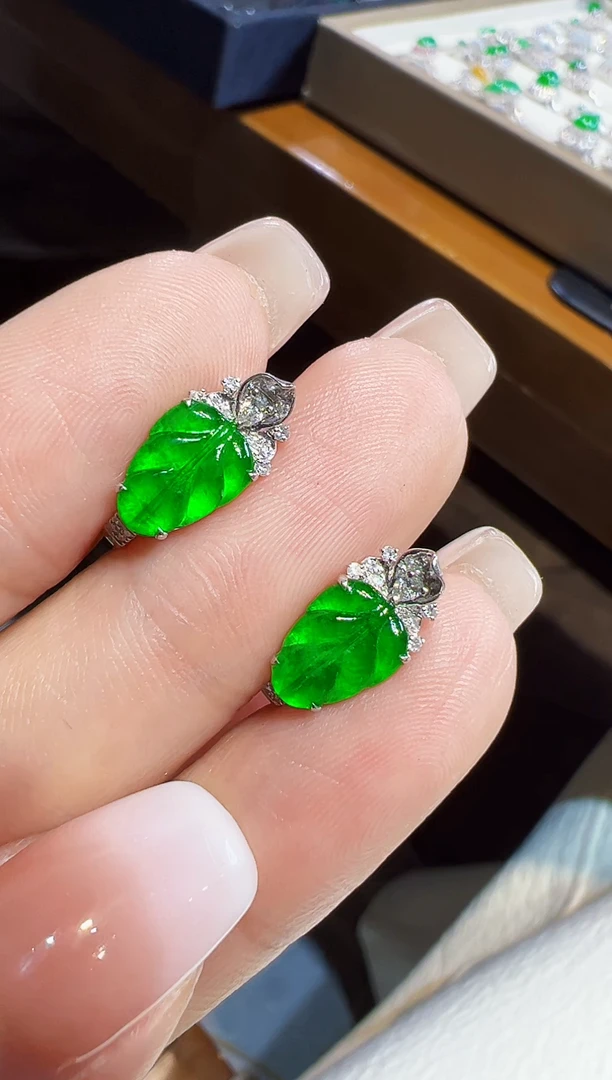 18K金镶嵌翡翠耳饰树叶