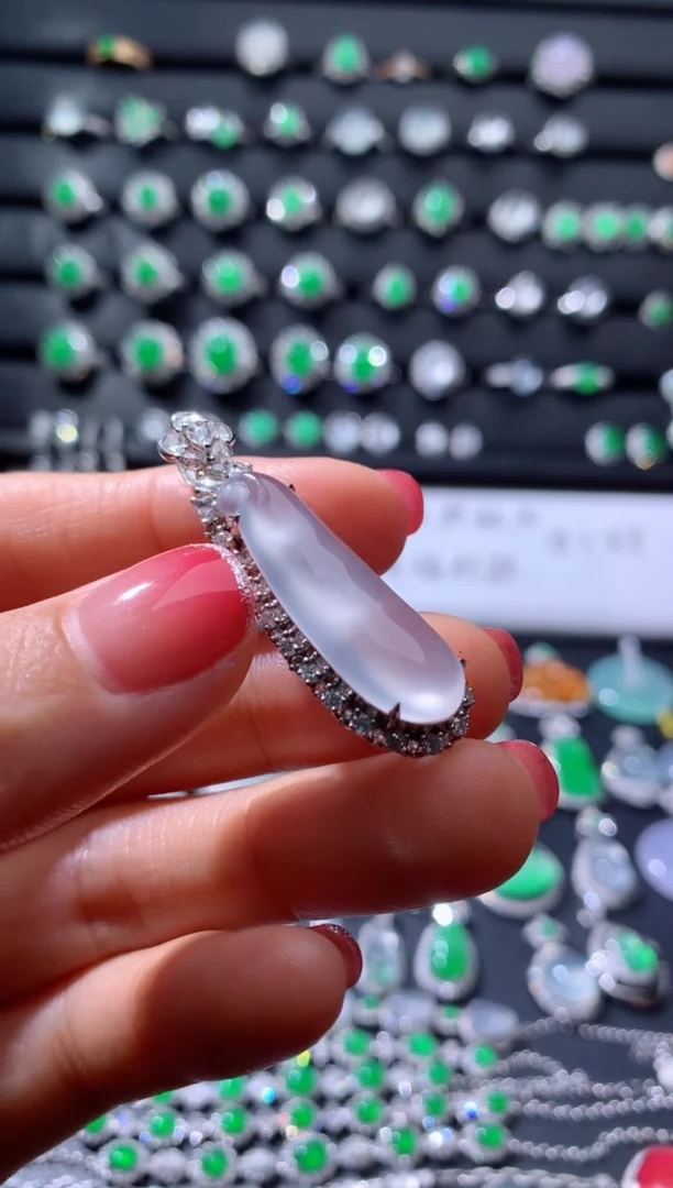 颈饰18K金镶嵌翡翠18K翡翠