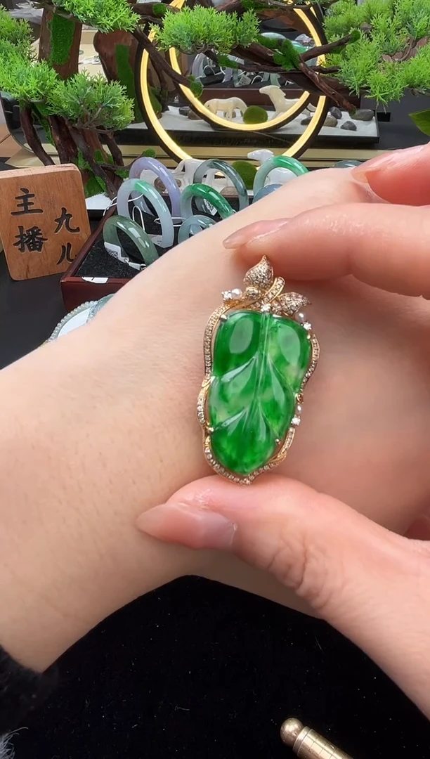 颈饰18K金镶嵌翡翠吊坠