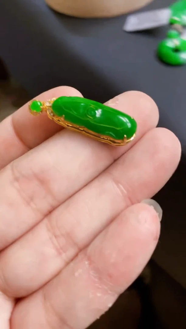 翡翠18K金镶嵌颈饰荷叶