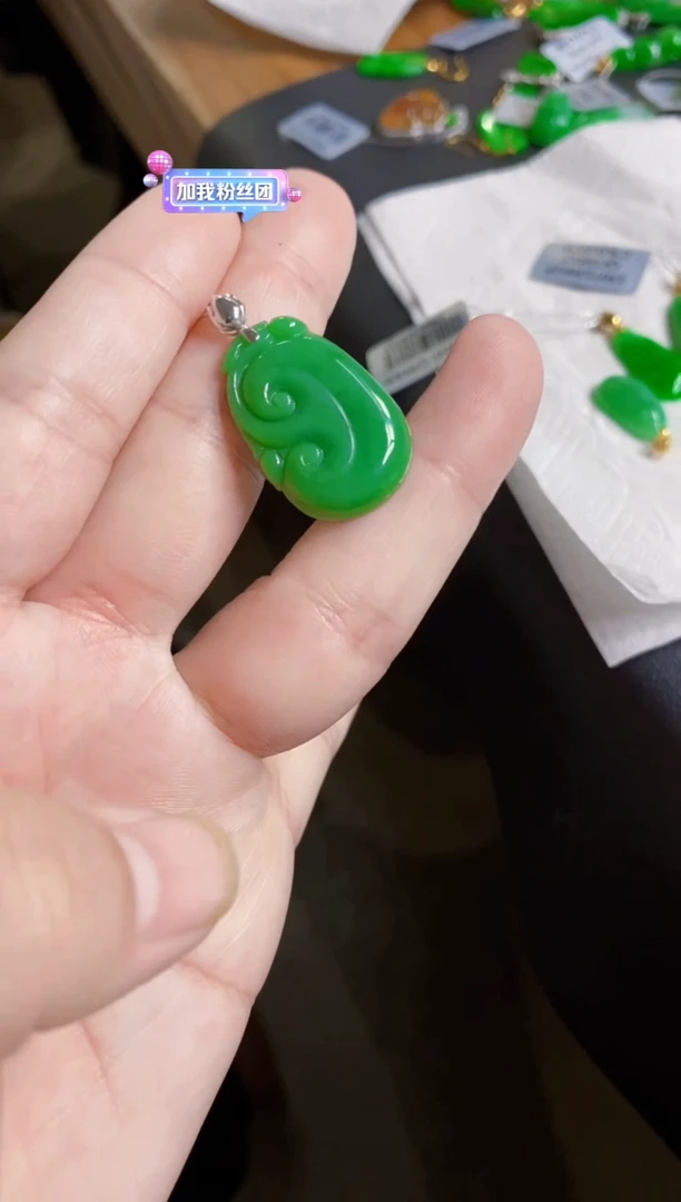 翡翠18K金镶嵌颈饰如意