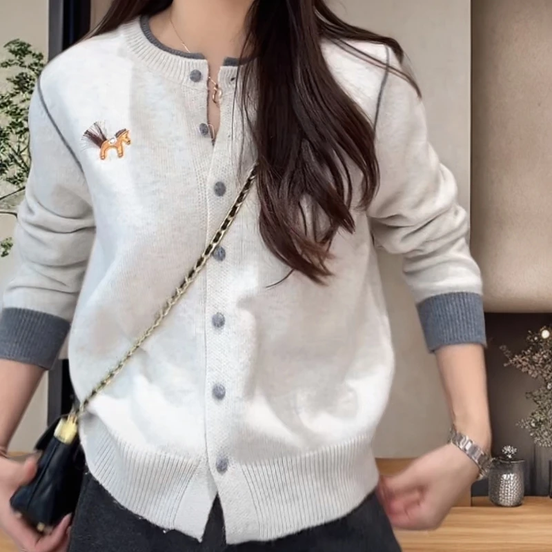 设计感小马刺绣撞色拼接领针织衫女2025新款秋季时尚简约毛衣开衫