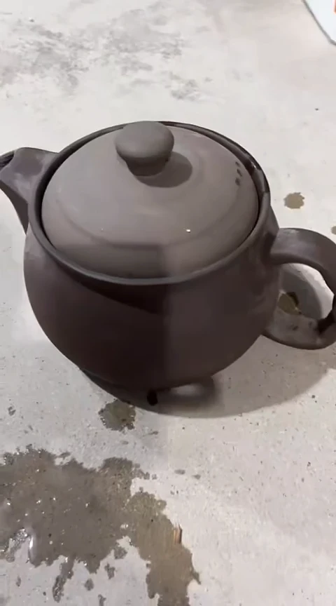 瑕疵2.5紫砂养生壶。