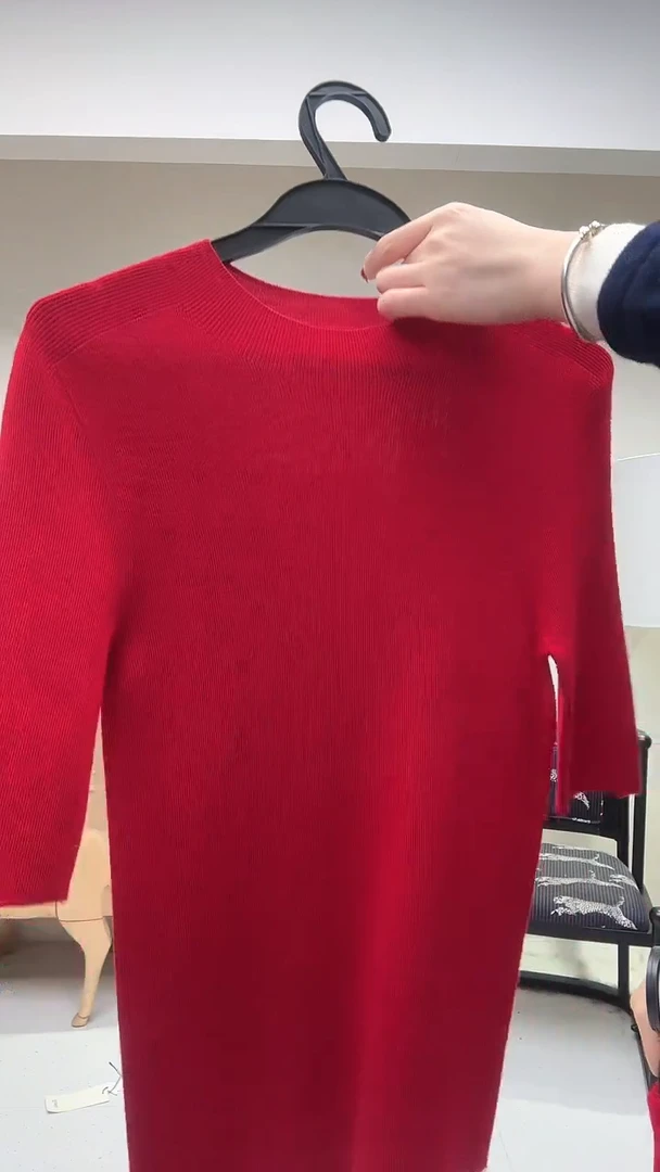 亮红色圆领修身羊毛半袖