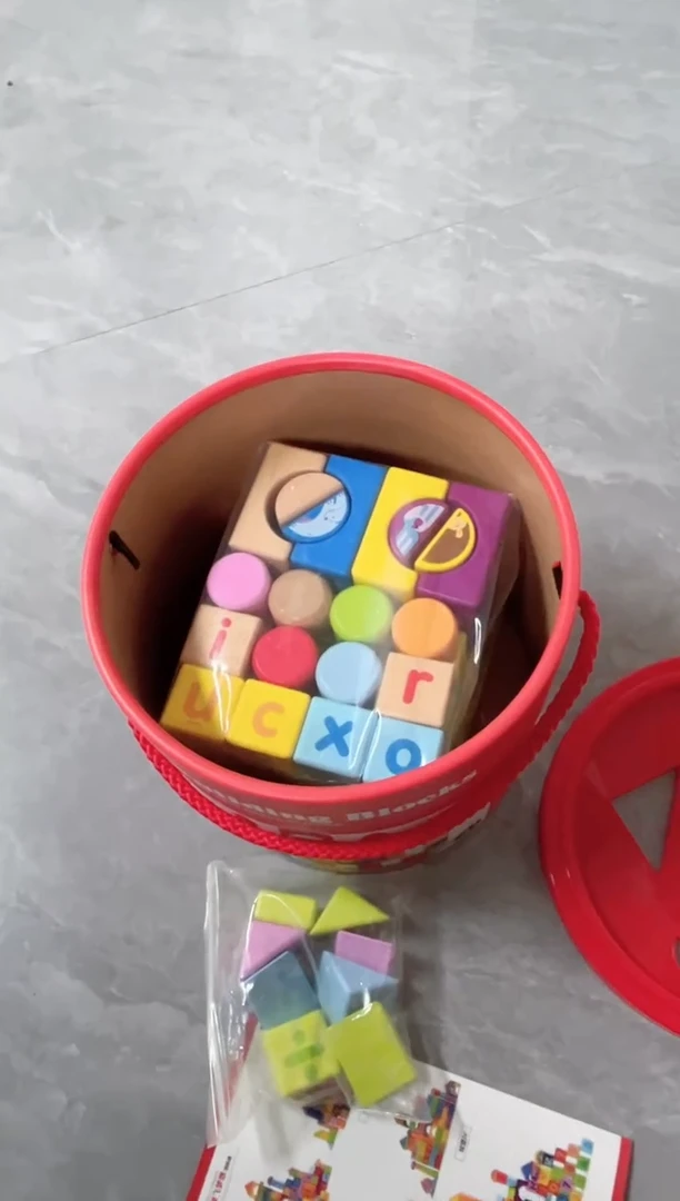 红色桶装成套积木