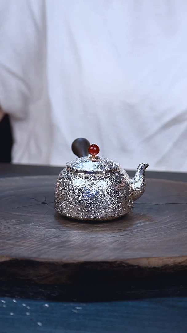 手工锤纹牡丹侧把壶