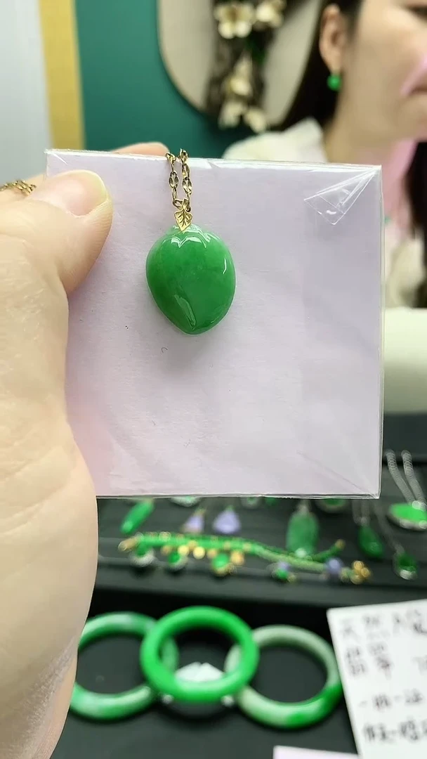 颈饰18K金镶嵌翡翠赠礼盒证书
