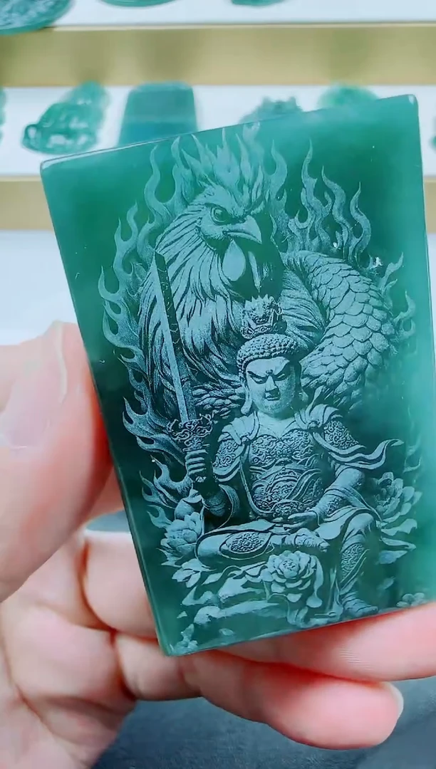 翡翠未镶嵌颈饰鸡本命佛