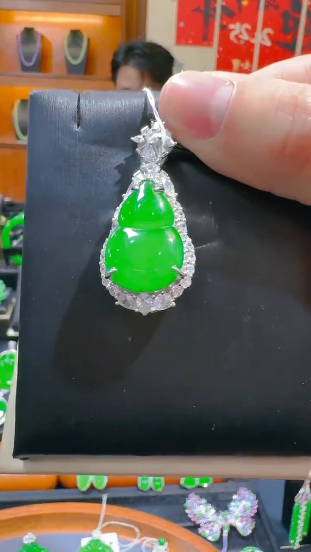 【闪购商品】翡翠吊坠(赠链)银S925镶嵌天然A货翡翠