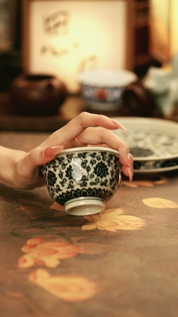 M403C/陶瓷二号釉缠枝莲纹压手杯