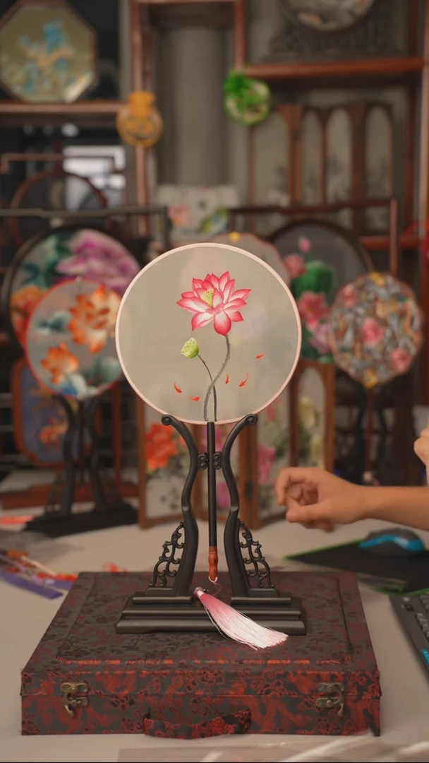 扇子苏绣作品手工团扇