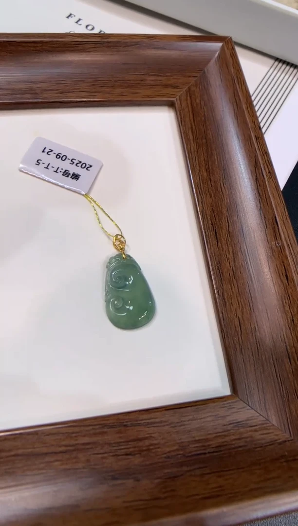 颈饰18K金镶嵌翡翠如意