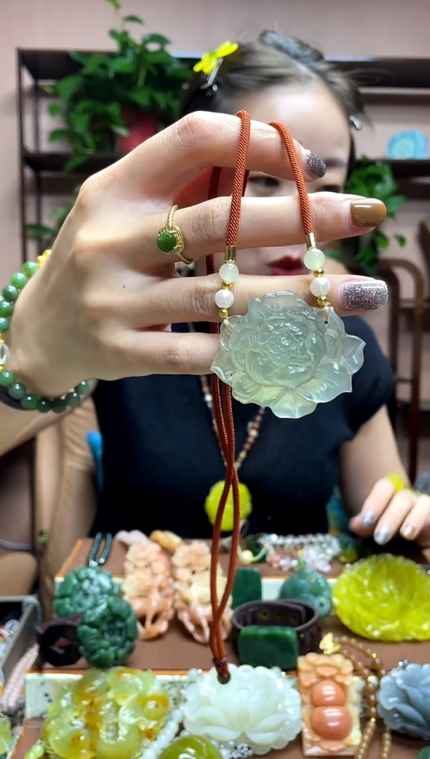 未镶嵌岫玉吊坠多样性发货发其中之一