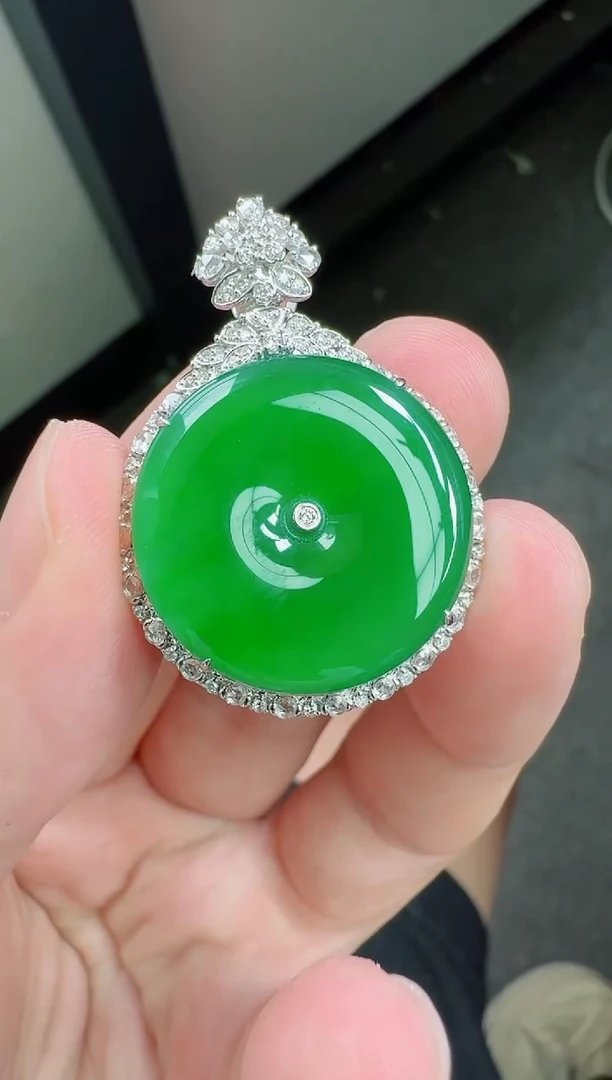 颈饰18K金镶嵌翡翠寄售回流，24小时鉴赏期