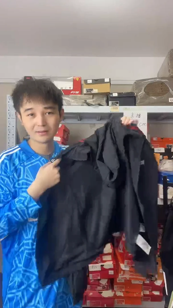 大牌潮服清仓抢购中，编号W 208  ,   尺码XS