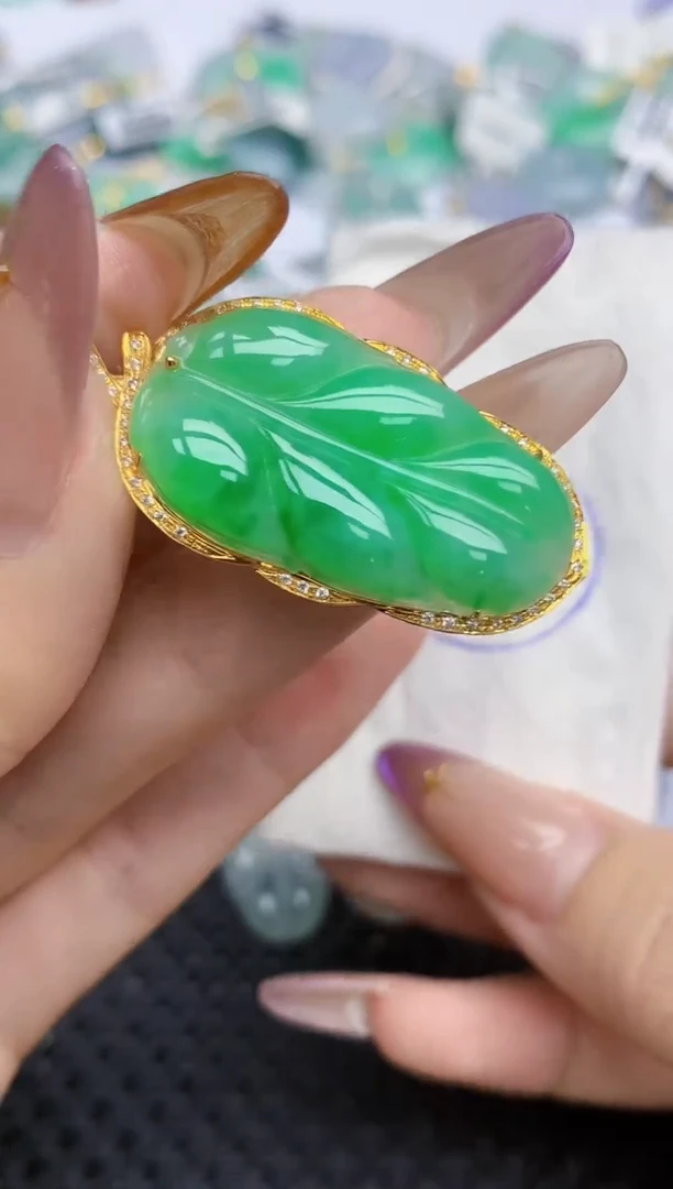 翡翠18K金镶嵌颈饰@*于  天然翡翠A货  百元以上9米证书费自理