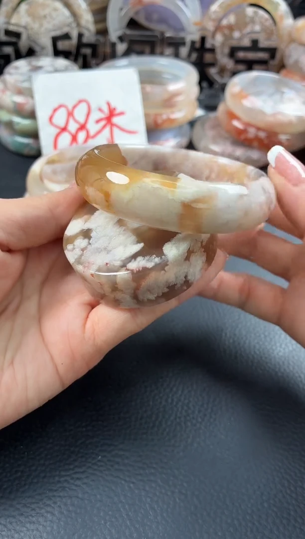 未镶嵌手镯（圆镯）石英质玉56
