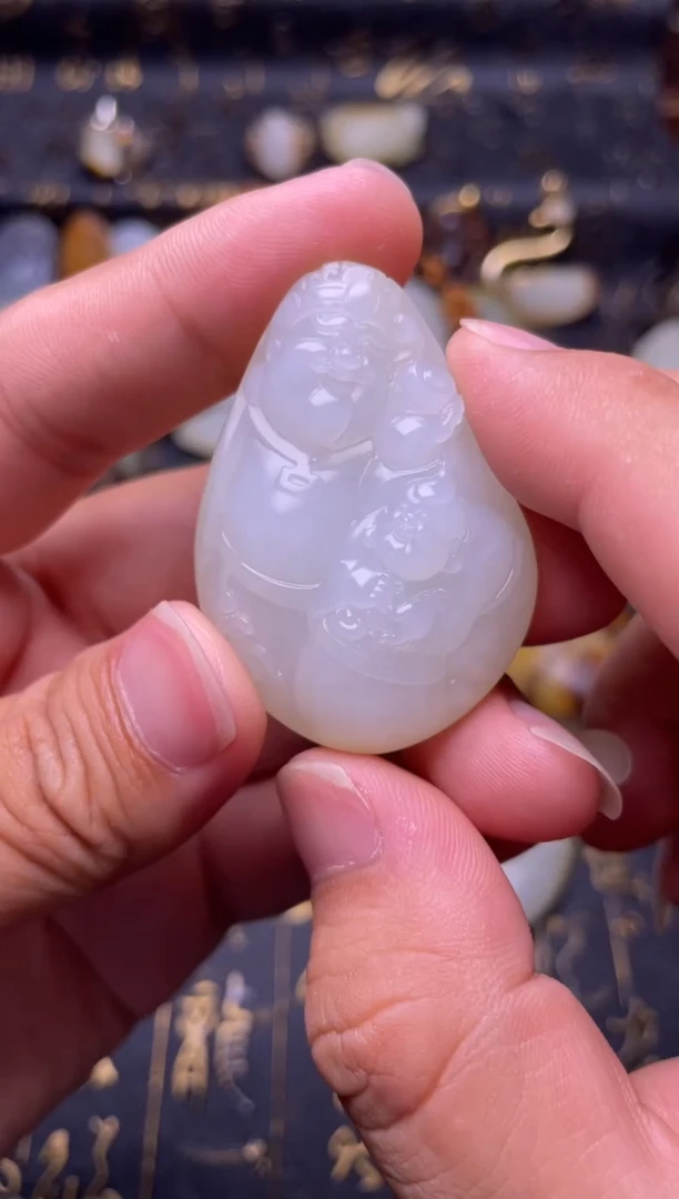 和田玉未镶嵌颈饰财神