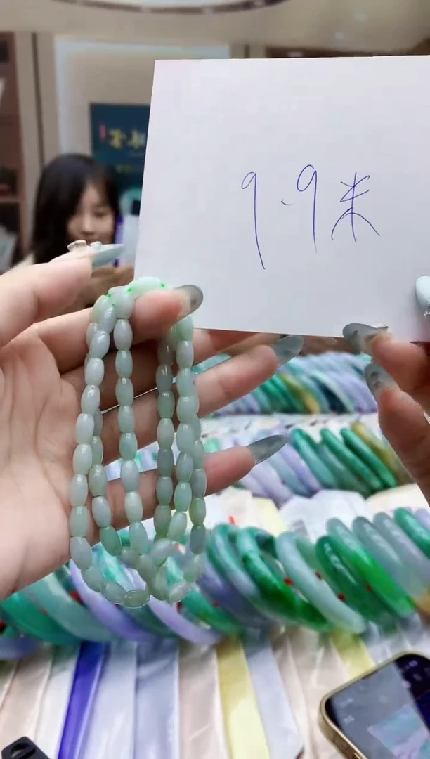 翡翠未镶嵌颈饰多样性发其一