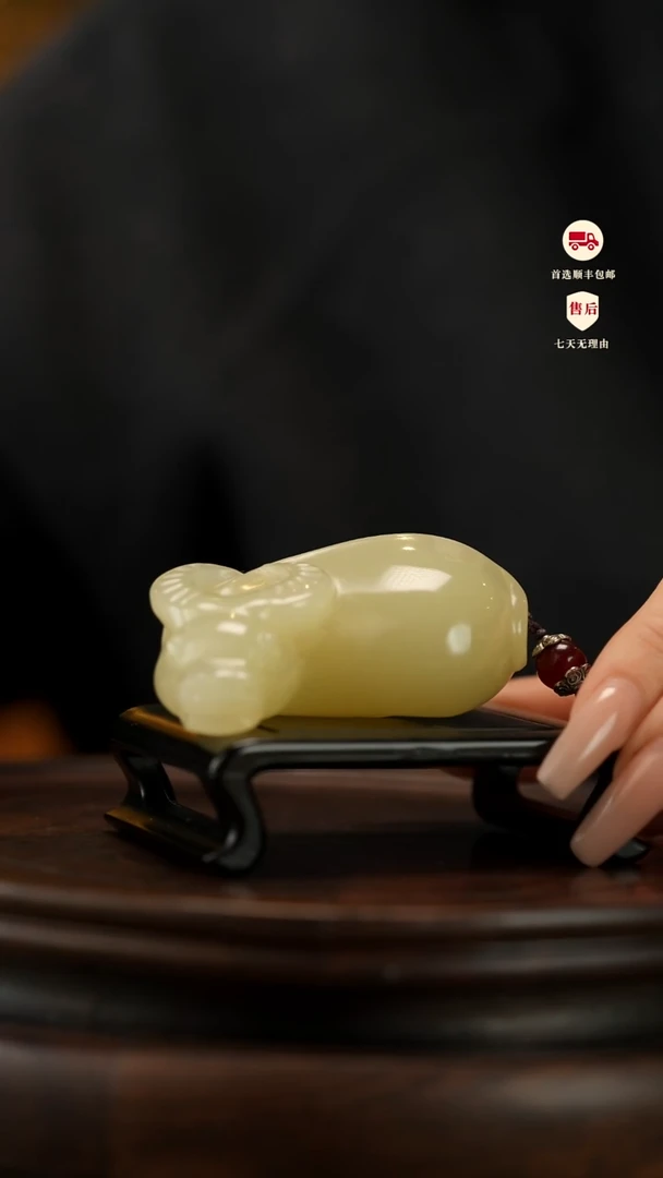 云南石竹叶青雕刻：扭转乾坤手把件摆件