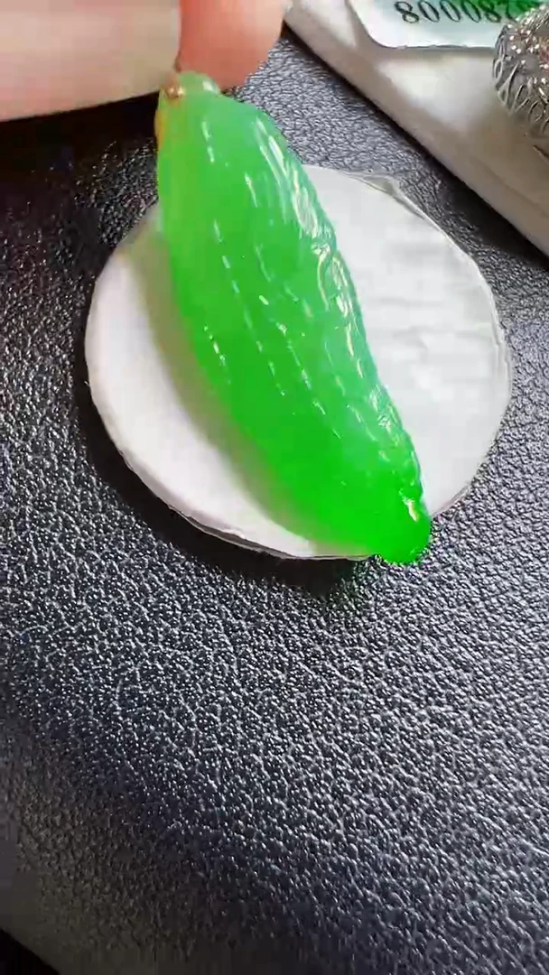 颈饰18K金镶嵌翡翠豆