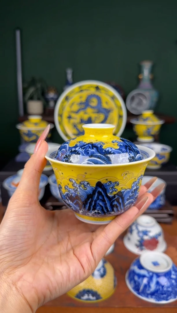 杯水造。  黄釉青花江崖海水。 八方盖碗