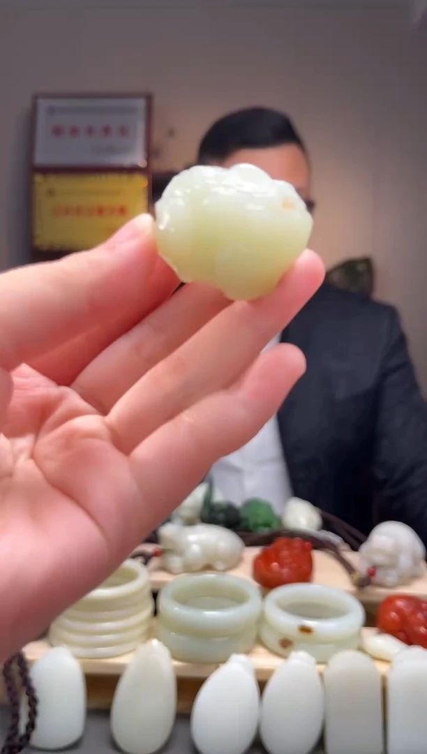 颈饰未镶嵌和田玉吊坠