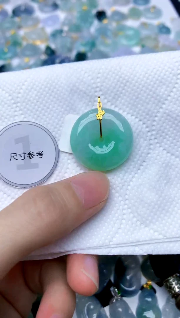 颈饰18K金镶嵌翡翠天然A货翡翠