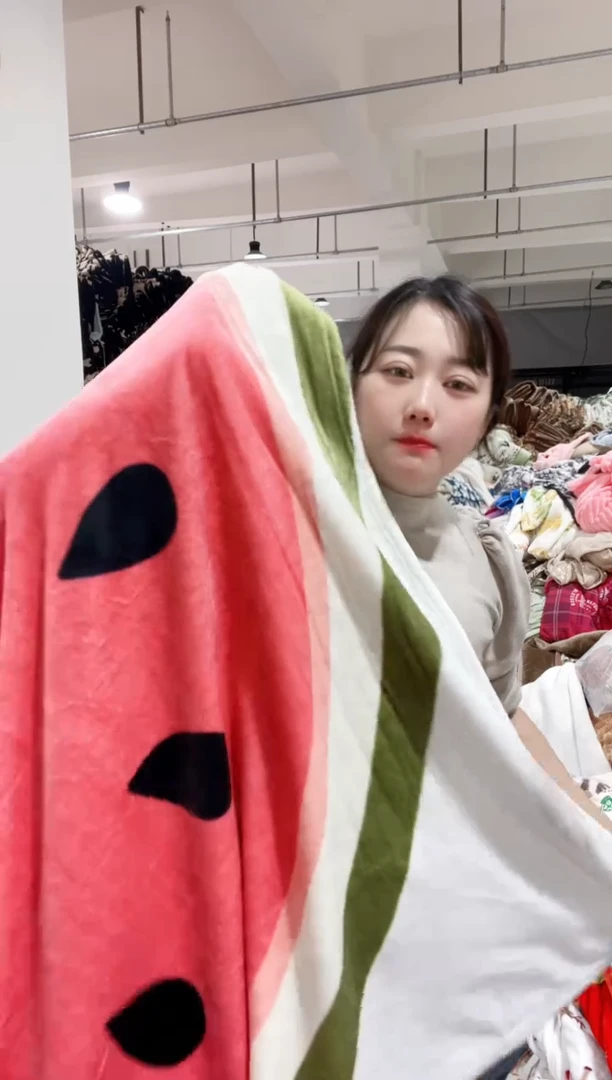 牛奶绒主播手上展示的产品   瑕疵