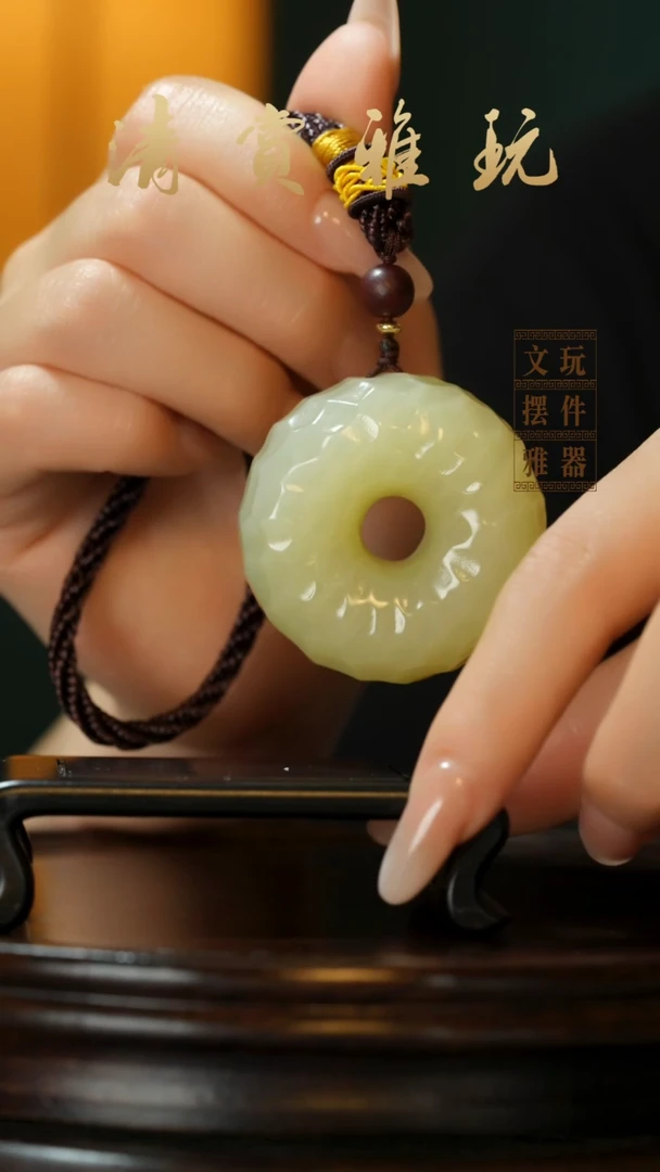 玉《千锤百炼平安扣》手把件摆件