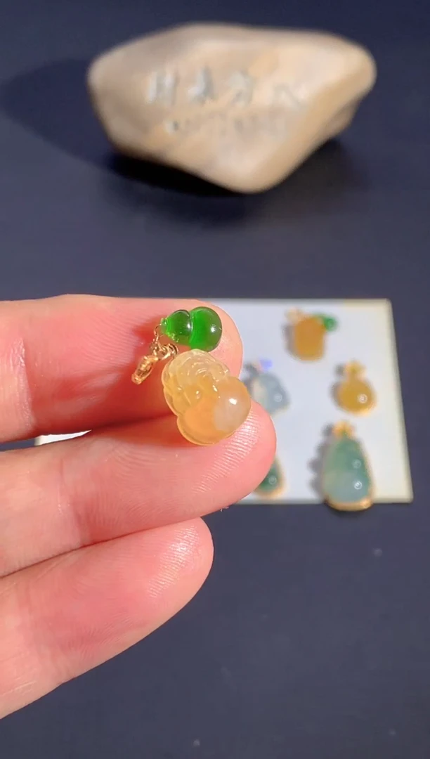 颈饰18K金镶嵌翡翠