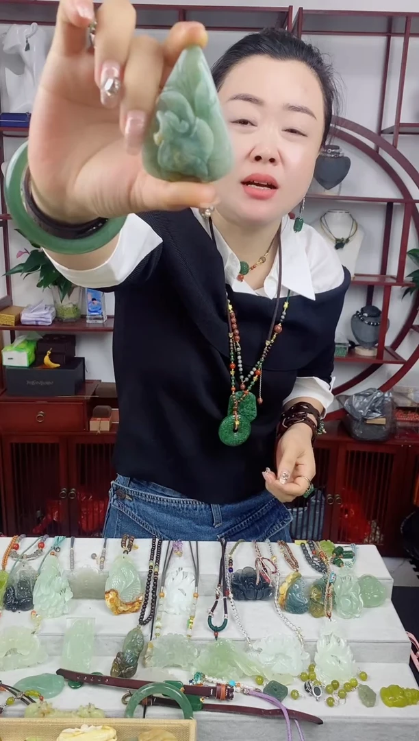 未镶嵌岫玉颈饰1